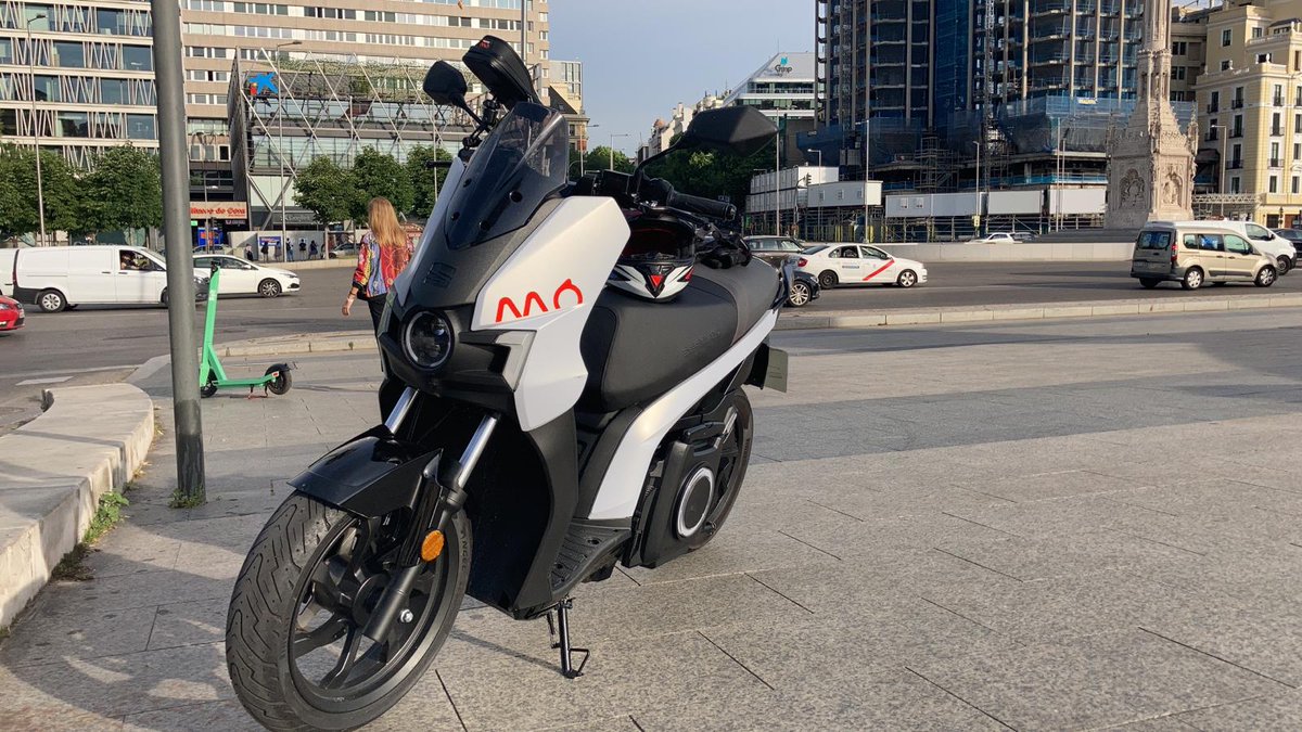 formulamoto's tweet photo. ¡Nuestro compañero Dani, que viaja con un scooter eléctrico @tuSEAT, ya ha llegado a la Plaza de Colón! #RetoMultimodal https://t.co/SOATQPTZ7f
