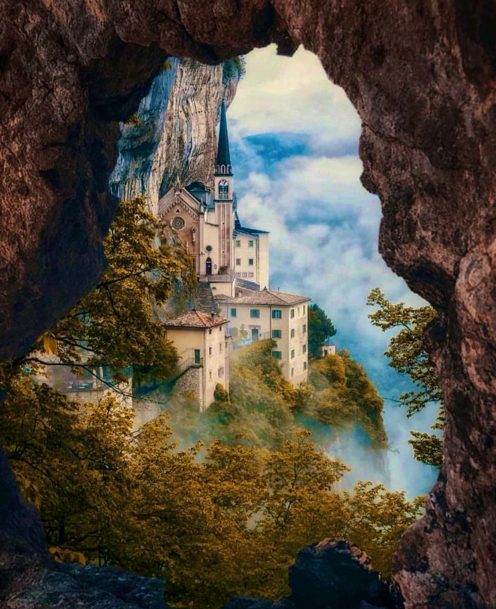 Nel XV secolo era un romitaggio; la prima chiesa venne inaugurata nel 1530, dopo la visita del vescovo Gian Matteo Giberti. Divenne santuario nel 1625, quando i cavalieri di Malta riedificarono la chiesa che venne poi completata nel 1680 e chiamata #MadonnaDellaCorona. #31maggio