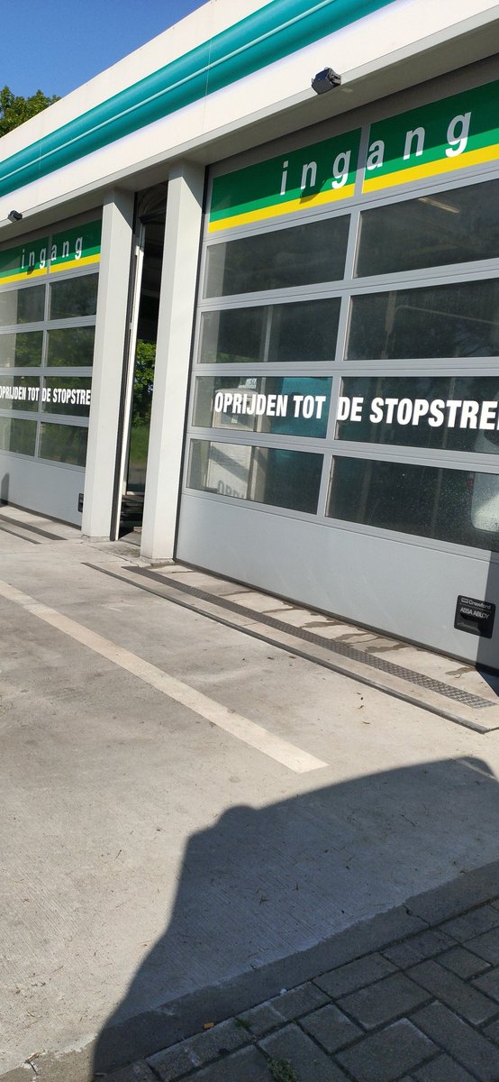 Rockabella010's tweet photo. In het zonnetje wachten tot de bus gewassen is!
#busjekomtzo #taxibus #leerlingenvervoer https://t.co/1ESL1qAJfn