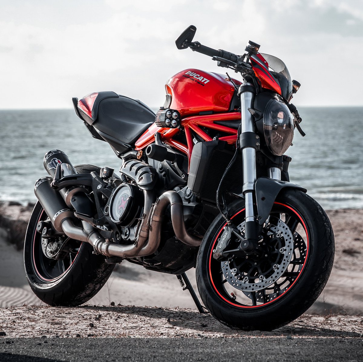 Khangnht98's tweet photo. Beast &amp; Beach ❤
[ Khangnht98 ]
• Instagram: https://t.co/PG1rrikRoj
• Facebook: https://t.co/twcqKPx78m

#Ducati #DucatiMonster #Monster821 #Ducabike #Termignoni #DucatiCustom #DucatiVietNam #DOCSGN #WeLoveMonster #Motorcycle #Vietnam #Beach #CustomMotorcycle #Rizoma https://t.co/pzNjTXpS2C