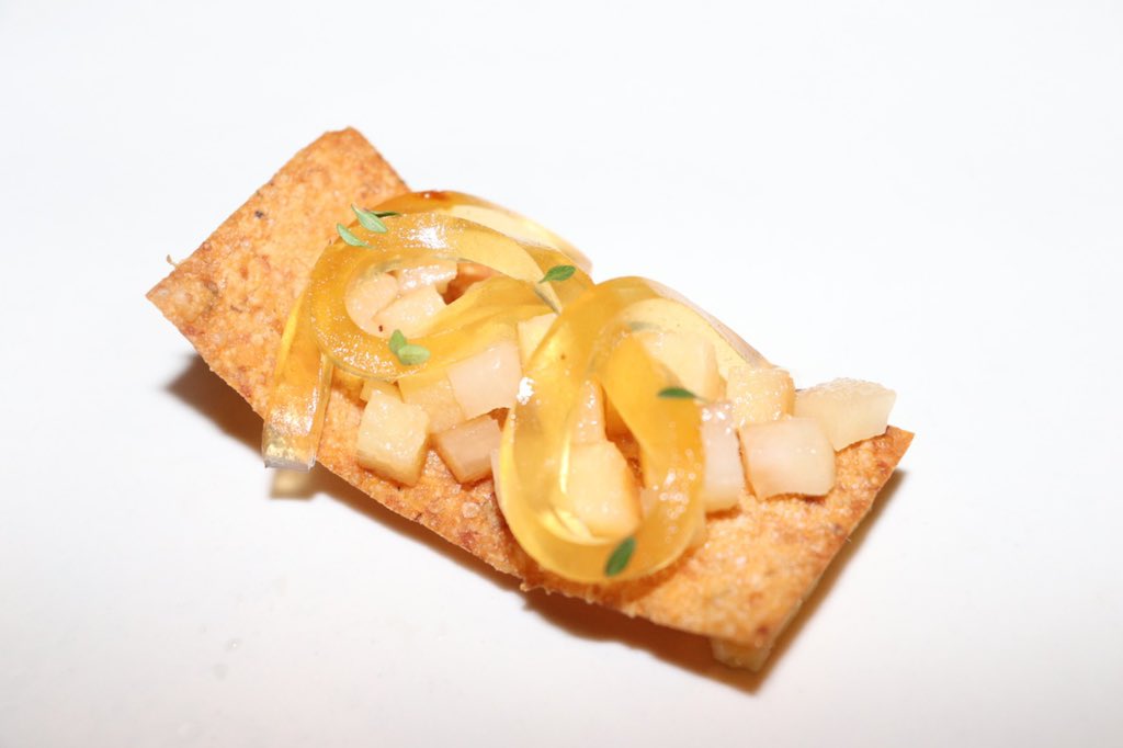 LaurasWorldza's tweet photo. A Basalt creation by Chef Candice Philip..
Karoo sunset, pear patè de fruit, barley thyme cracker, pickled quince salsa paired beautifully with the Thelema 'Vin de Hel' Muscat Late Harvest 2018..
#LaurasWorld
#Basalt
#ThePeechBoutiqueHotel
#BasaltJHB
#thepeechhotel https://t.co/xMunzZOsh2