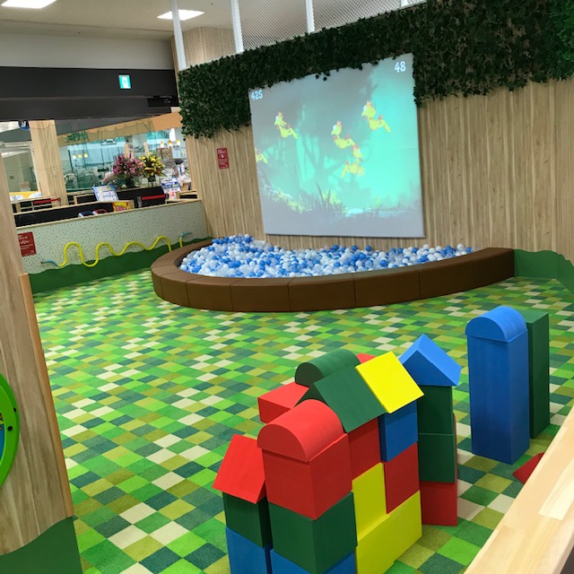 hasyagino's tweet photo. サポーターのみなさんこんにちは(*^^*)
ハシャギーノには【インタラクティブ】というスクリーン上に映し出された【物】や【敵】をボールや人の動きで【消したり】【倒したり】する事が出来る映像型のアクティブ遊具をご用意しております。

子供はもちろん大人も夢中になれるとても不思議な遊具です。 https://t.co/ThNqpLqqvu