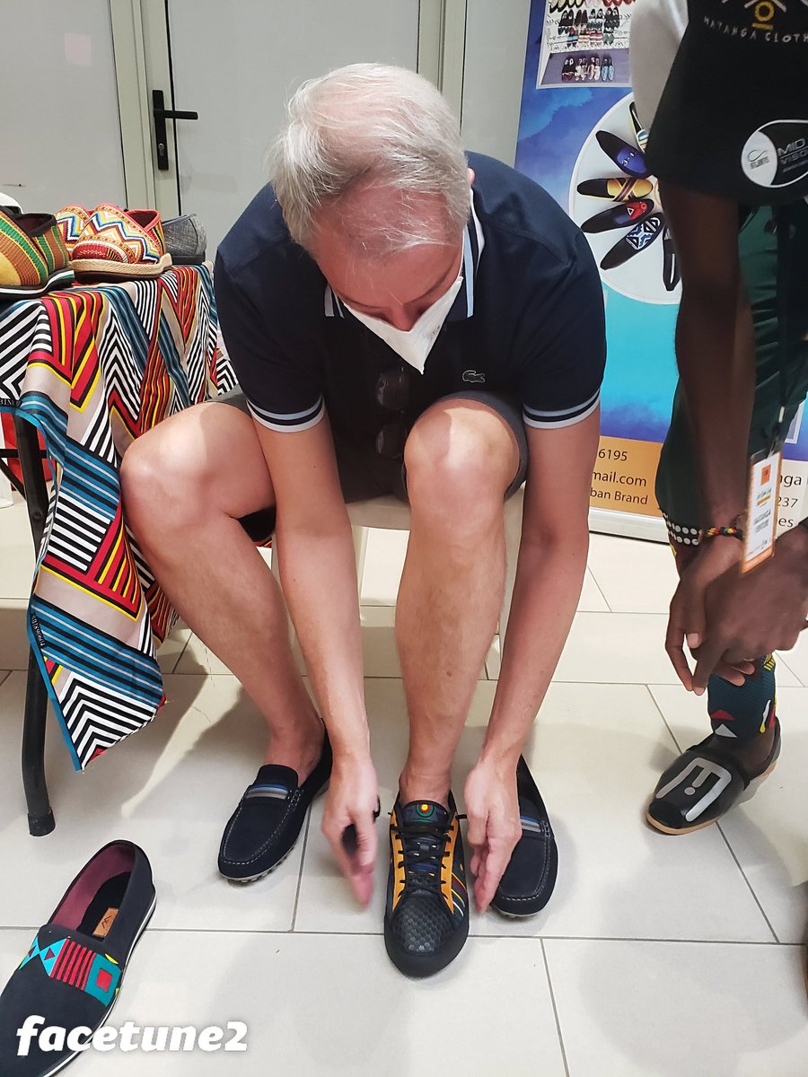 Matangashoes's tweet photo. Hello la Famille
1: Notre fierté nationale n'a toujours pas de nom.
2: Vous l'avez tellement RT quelle est allé trouver le Directeur de @MTNCameroon qui a courru au @DoualaMall pour en être le premier acheteur.
3: Elle coûte 35 000 fcfa faisons d'elle le produit de l'année. https://t.co/GvQGuPv2zD