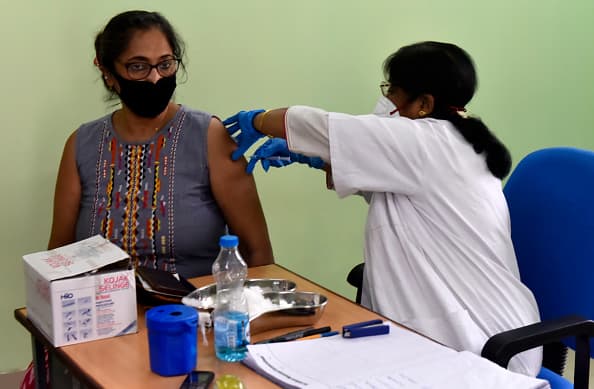 LocalBusPod's tweet image. As Covid rages on, India is expected to report a 1% growth in the quarter ending March dlvr.it/S0lvrH