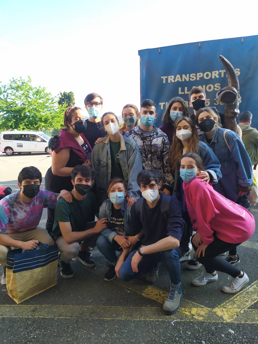 ESADAsturias's tweet photo. Alumnxs de 4⁰A a la carga!!! Destino Nuevo Teatro de La Felguera 🚚 La representación será a las 19:00h @sitiadaesad  #estamosde estreno #tallerfindeestudios #tallerescénicofinal https://t.co/ptcDz4Uduq