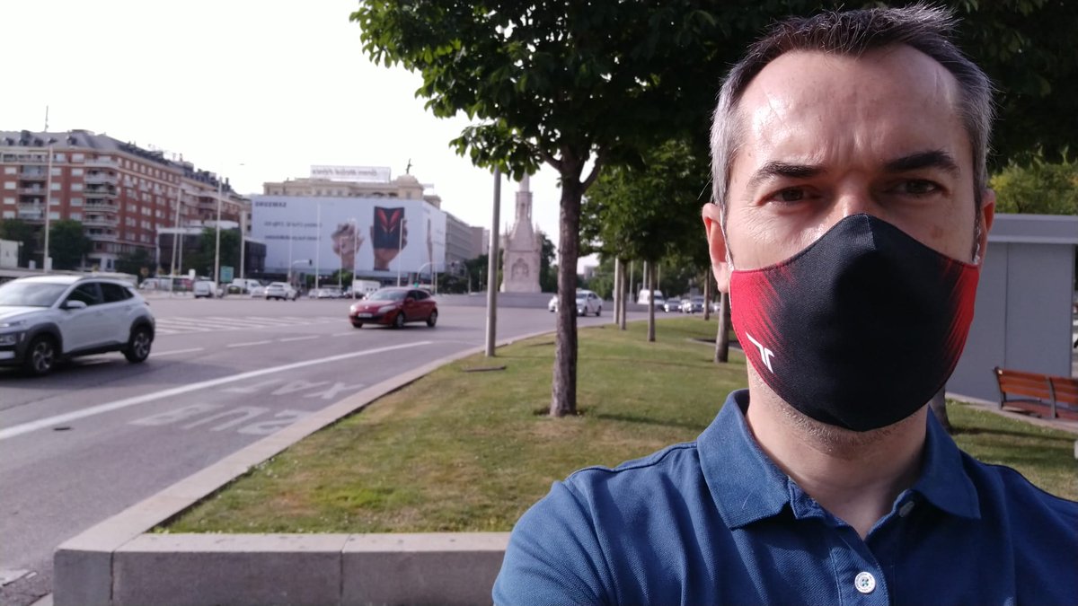 autofacil's tweet photo. Y apenas unos segundos más tarde llega Alberto, que ha hecho el recorrido hasta Colón en Cercanías y transporte público. #RetoMultimodal https://t.co/pkXFpoCK4W