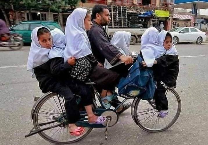 bleedgreenarmy's tweet photo. Walking himself!!
Taking his 6 daughters to school!!
A great respect for him 🇵🇰 https://t.co/xvshtvOezk
