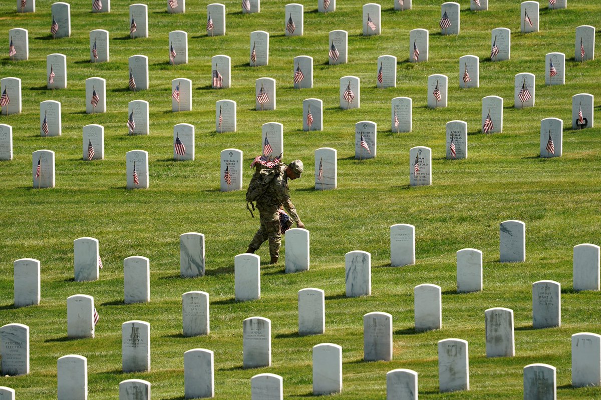 JamesMartinSJ's tweet photo. "No one has greater love than this, to lay down one’s life for one’s friends" (Jn 15:13) On this #MemorialDay, pray in gratitude for those men and women who laid down their lives for you. And pray for peace and an end to violence and warfare. #MemorialDay2021 https://t.co/L0PNkriKyd