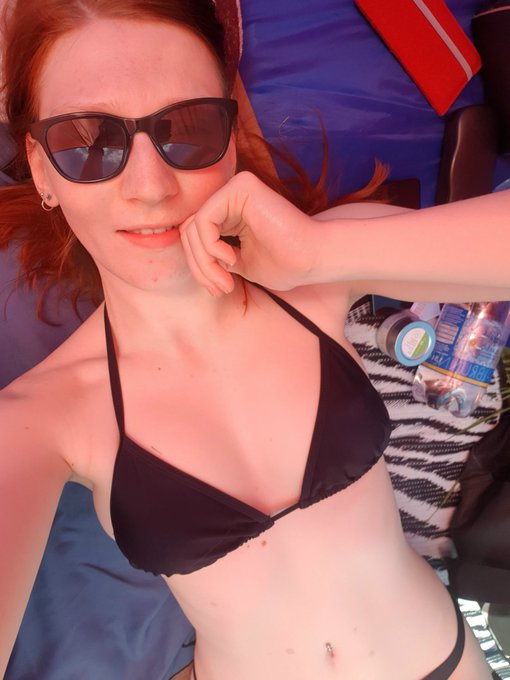 Ich chill grad am See und ihr so?  Bei 20 likes und 5 Retweets ziehe ich mein Oberteil f&uuml;r euch aus 😉 #finafoxy<a href="/tag/girl"class="tags"><span>#girl</span></a><a href="/tag/summer"class="tags"><span>#summer</span></a><a href="/tag/sexy"class="tags"><span>#sexy</span></a><a href="/tag/hot"class="tags"><span>#hot</span></a><a href="/tag/redhead"class="tags"><span>#redhead</span></a><a href="/tag/webcamgirl"class="tags"><span>#webcamgirl</span></a>