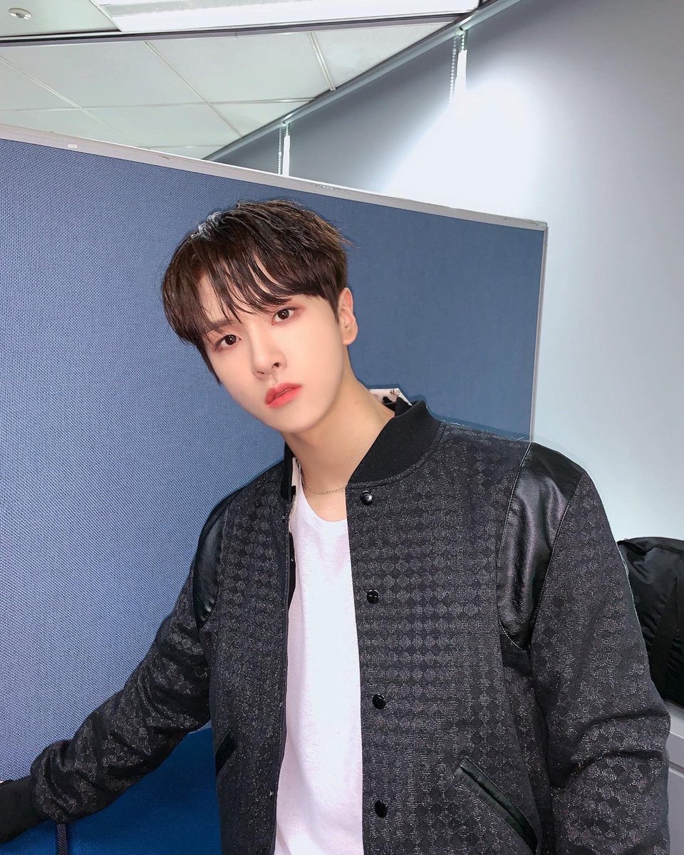 BAE173_member's tweet photo. [#유준]
엘스!
5월도 고마웠어요🥰
5월의 마지막 날
행복하게 마무리해요☀
#BAE173 #비에이이173
#YOOJUN https://t.co/usgB6324ya