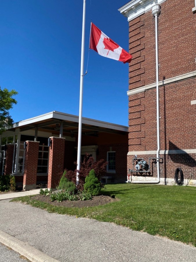 PickeringColl's tweet photo. The flag in front of Rogers House has been lowered to half-mast in honour of the 215 children whose remains were uncovered in a mass grave on the grounds of the former Kamloops residential school in Tk’emlúps te Secwépemc First Nation territory in British Columbia. https://t.co/Qy5OKLg8r2