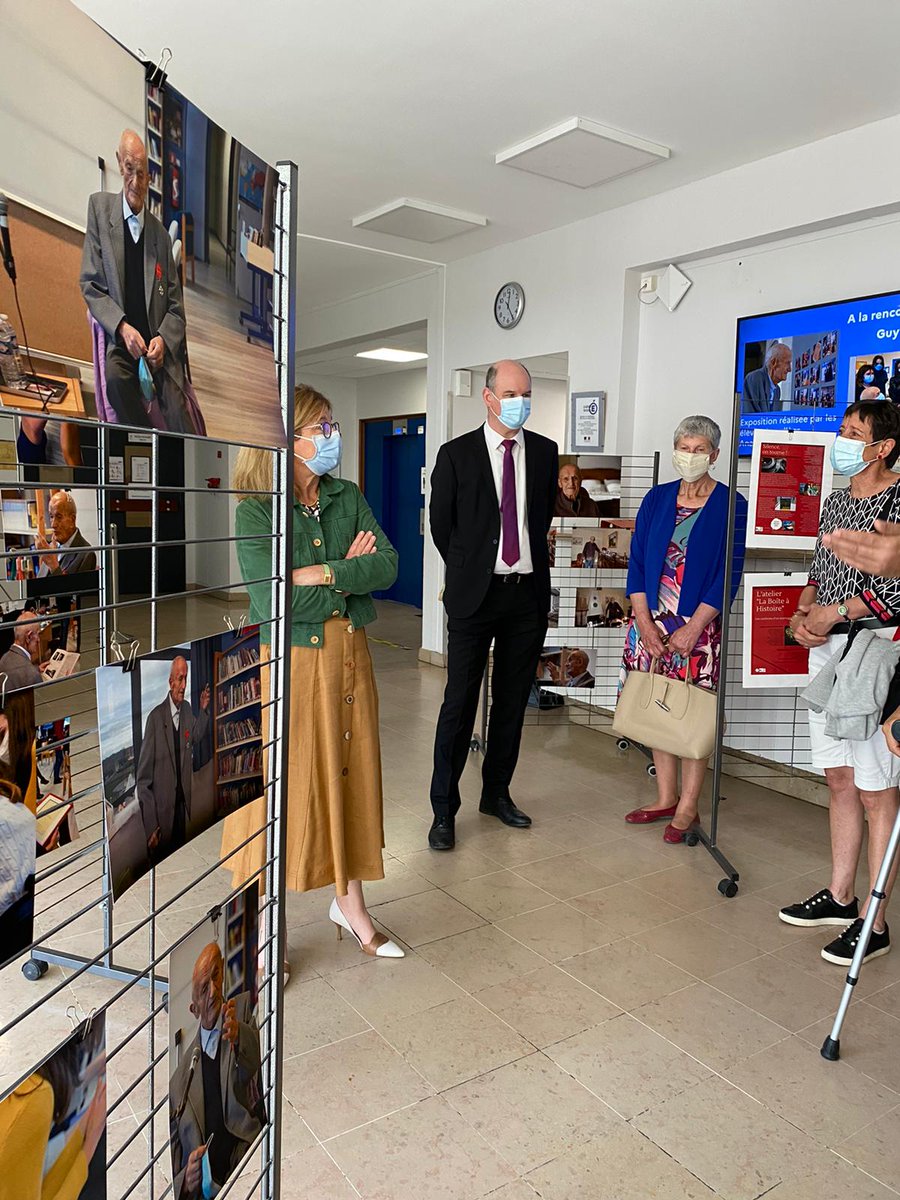 AcBordeaux's tweet photo. #DevoirDeMemoire
La rectrice @ABisagni a rencontré la famille du résistant Guy Lescaret mis à l’honneur dans l’exposition réalisée par les élèves du collège Anatole-France de #Cadillac. 
Un moment d’échanges et d’émotion ⤵️ https://t.co/56NedMyJ9a