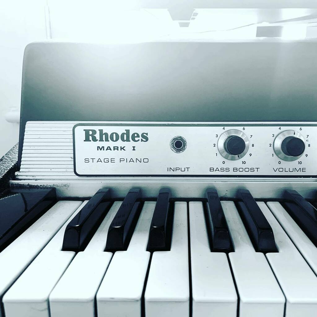 Rhodes Mark 1 Stage Piano, and to quote Ray Manzarek; 'If Mr. Rhodes hadn't created the keyboard bass, the Doors would never have existed.'⁠⁠
*⁠⁠
*⁠⁠
*⁠⁠
#5db #vintagekeys #thedoors #Rhodes #vintageaudio #vintagekeyboards #londonrecording #londonproduction #vintagestudio