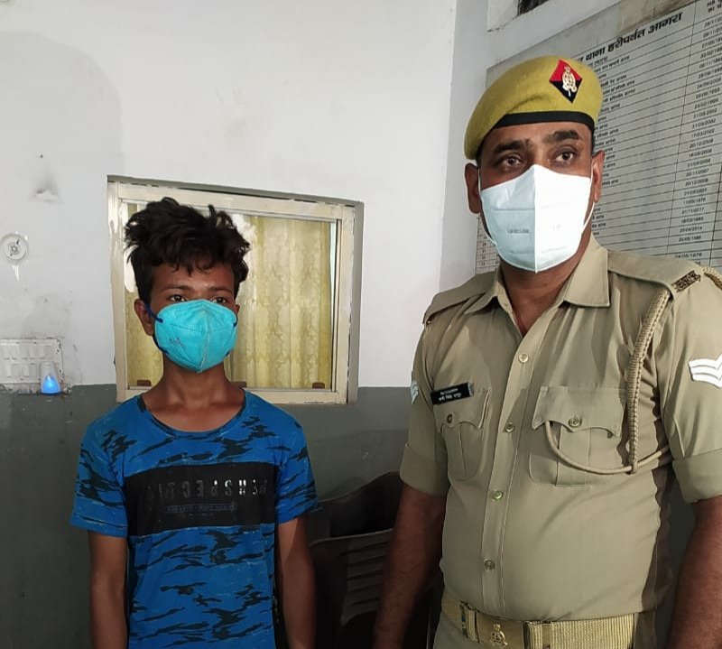 agrapolice's tweet photo. #PSNewAgra
          • अबोध बालक की गला रेत कर हत्या करने की सनसनीखेज घटना का मात्र 24 घंटे में सफल अनावरण करते हुए #थाना_न्यू_आगरा पुलिस टीम ने अभियुक्त सचिन को किया गिरफ्तार।
          • कब्जे से आलाकत्ल ब्लेड आदि बरामद।
@dgpup @Uppolice @gmraj29 #SPCityAgra https://t.co/pnsGRKzQMH