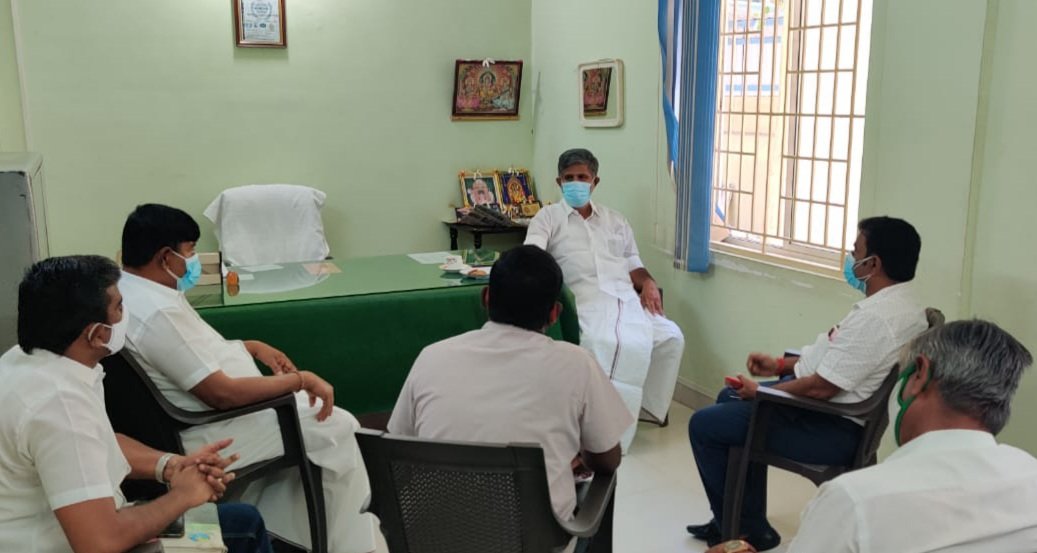 aks_aiadmk's tweet photo. இன்று கூடலூர் பேரூராட்சியில் அதிகாரிகளுடன் #குடிநீர்_பிரச்சனை மற்றும் #கொரோனா சம்பந்தப்பட்ட ஆய்வு பணியில். https://t.co/moxx50AXdB