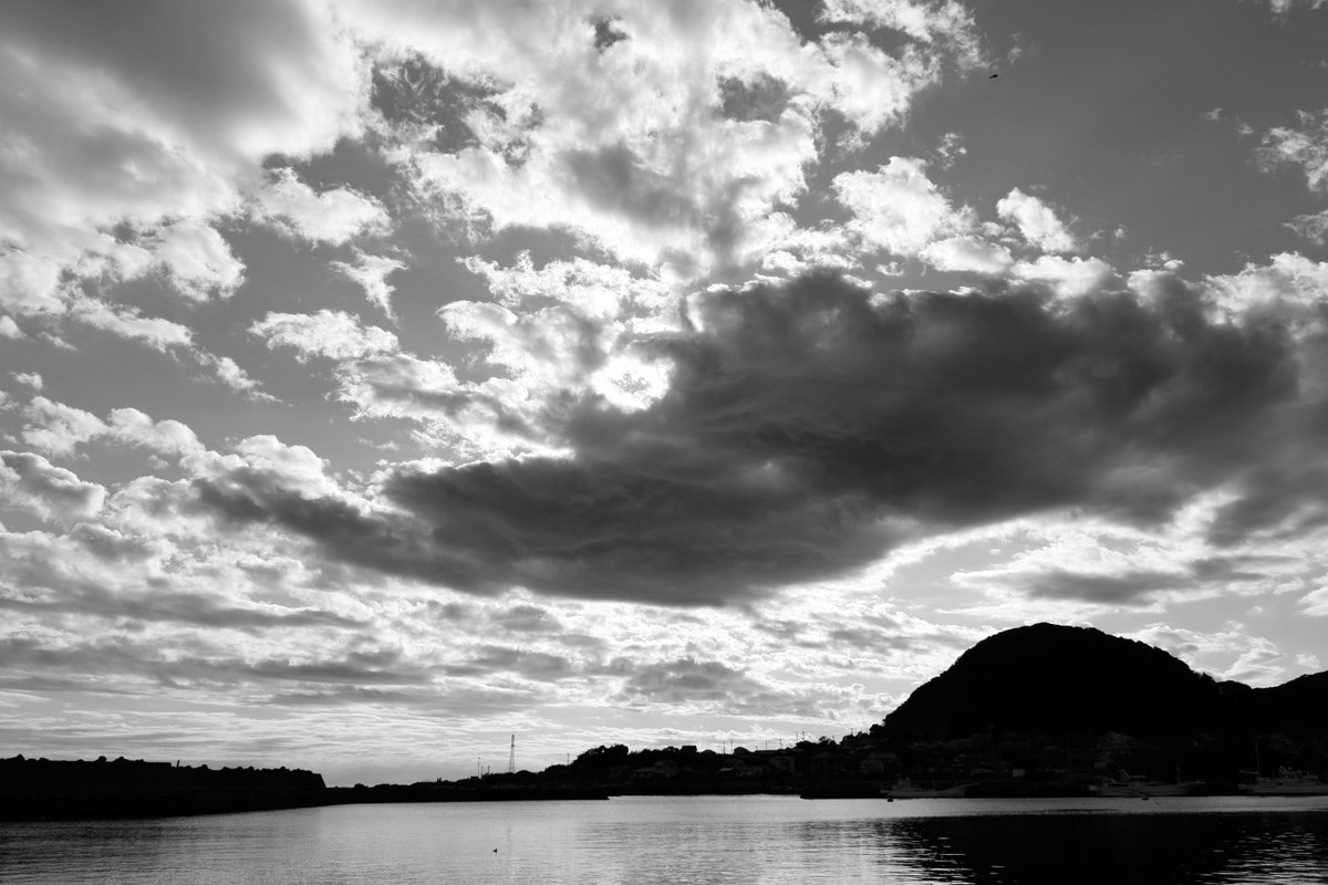 黒白寒雲

#写真撮ってる人と繋がりたい
#写真好きな人と繋がりたい 
#キリトリセカイ
#LeicaTL2
#Leica ELMARIT-TL F2.8/18mm ASPH
#孤高のスナップ

#額装のない写真展
#モノクロ