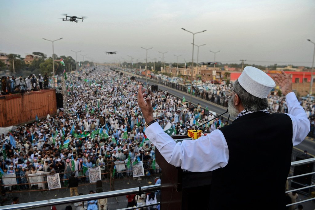 JatIkhwan's tweet photo. Ribuan warga Pakistan berkumpul di tengah bandar Peshawar bagi menunjukkan sokongan buat rakyat Palestin. https://t.co/0swJ6qDrBQ