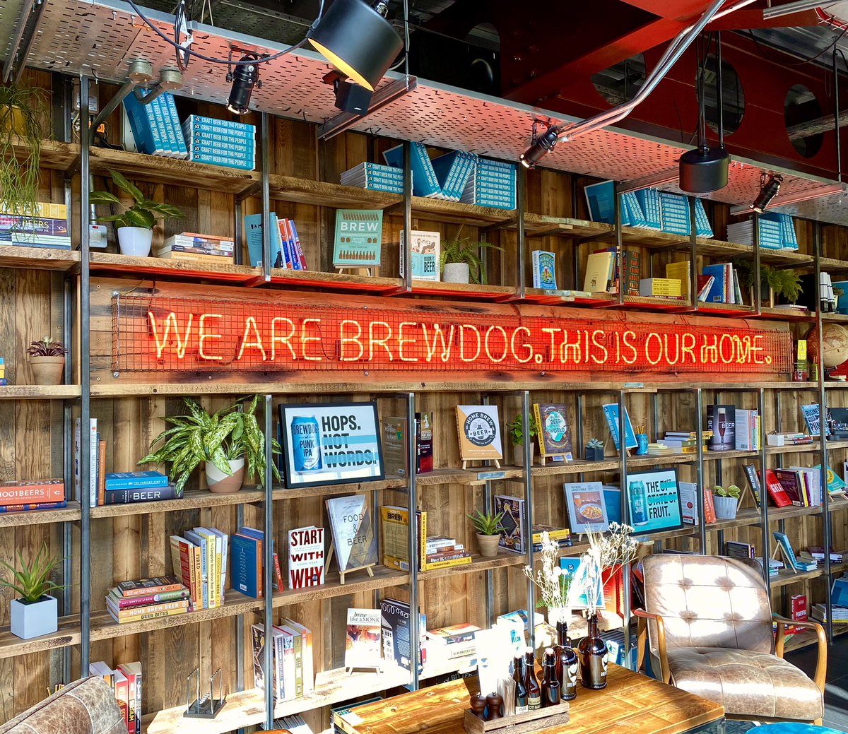 PoletoPoleEV's tweet photo. Looking forward to visiting their home again today โค๏ธ๐๐ป
#VeganMondays #Brewdog #EllonHQ #DogTap https://t.co/JVR8UG8kyF