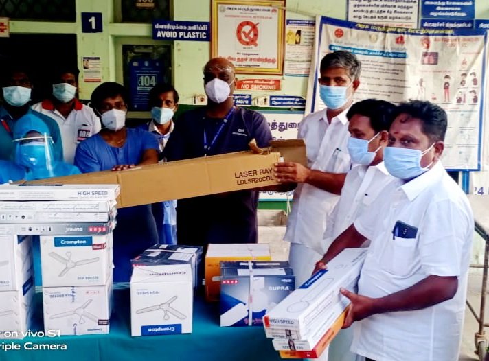 aks_aiadmk's tweet photo. இன்று #மேட்டுப்பாளையம்_அரசு_மருத்துவமனையில் கொரோனா வார்டிற்கு #ENCEE_AROMATICS_PVT_LTD சார்பாக #மின்விளக்கு மாற்றும் #மின்விசிறிகள் வழங்கப்பட்டது..உடன் #மருத்துவர்களும்_செவிலியர்களுக்கு மேட்டுப்பாளையம் நகர செயலாளர் வான்மதிசேட் அவர்கள் மற்றும் நகர MGR மன்ற செயலாளர் ரவி அவர்கள். https://t.co/hIQnrjLhrv