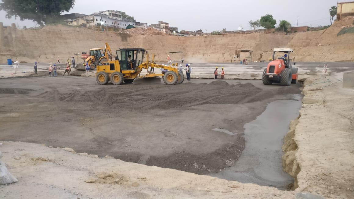ShriRamTeerth's tweet photo. After discussions with experts regarding foundation of Shri Ram Janmbhoomi Mandir, it has been decided that foundation work will be done using Roller Compacted Concrete technique. Total 40-45 layers of concrete will be put in 1,20,000 sq feet area. 4 layers have been completed. https://t.co/qwID39hhjH