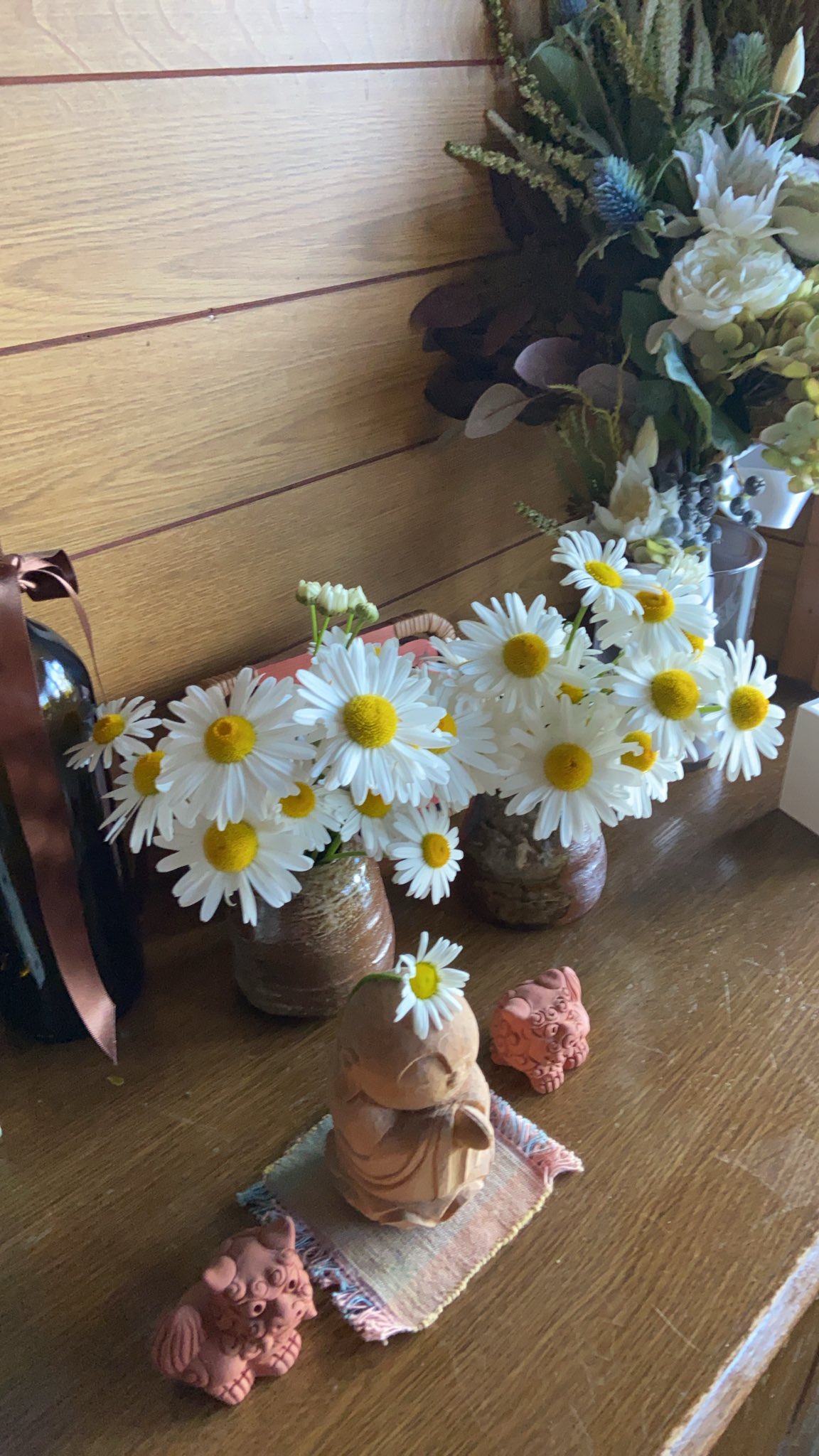 よしし 地域おこし協力隊 長野県信濃町 家に帰ったら夫が玄関にかわいいお花を飾ってた かわいい ことするな と思って近付いたら クサ めちゃくちゃ臭い これは除虫菊という花らしい くっさ 見た目はかわいいけど 蚊取り線香とかに