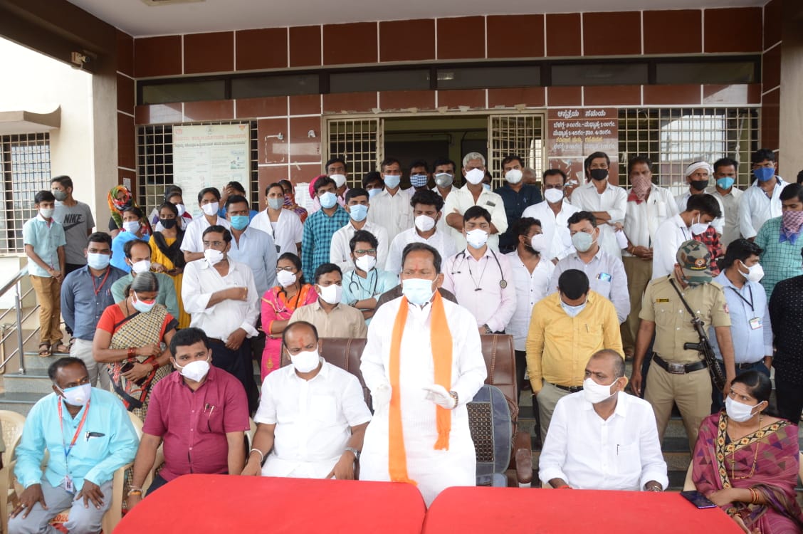 PrabhuChavanBJP's tweet photo. ಇಂದು ಹುಲಸೂರು ತಾಲೂಕಿನ ಸಮುದಾಯ ಆರೋಗ್ಯ ಕೇಂದ್ರಕ್ಕೆ ಭೇಟಿ ನೀಡಿ ಕೊರೋನ ವಾರಿಯರ್ಸ್ ಗಳೆಲ್ಲರಿಗೂ ಆತ್ಮೀಯವಾಗಿ ಗೌರವಿಸಿದೆ.

#Bidar #Hulasur https://t.co/RgOoN4vJyq