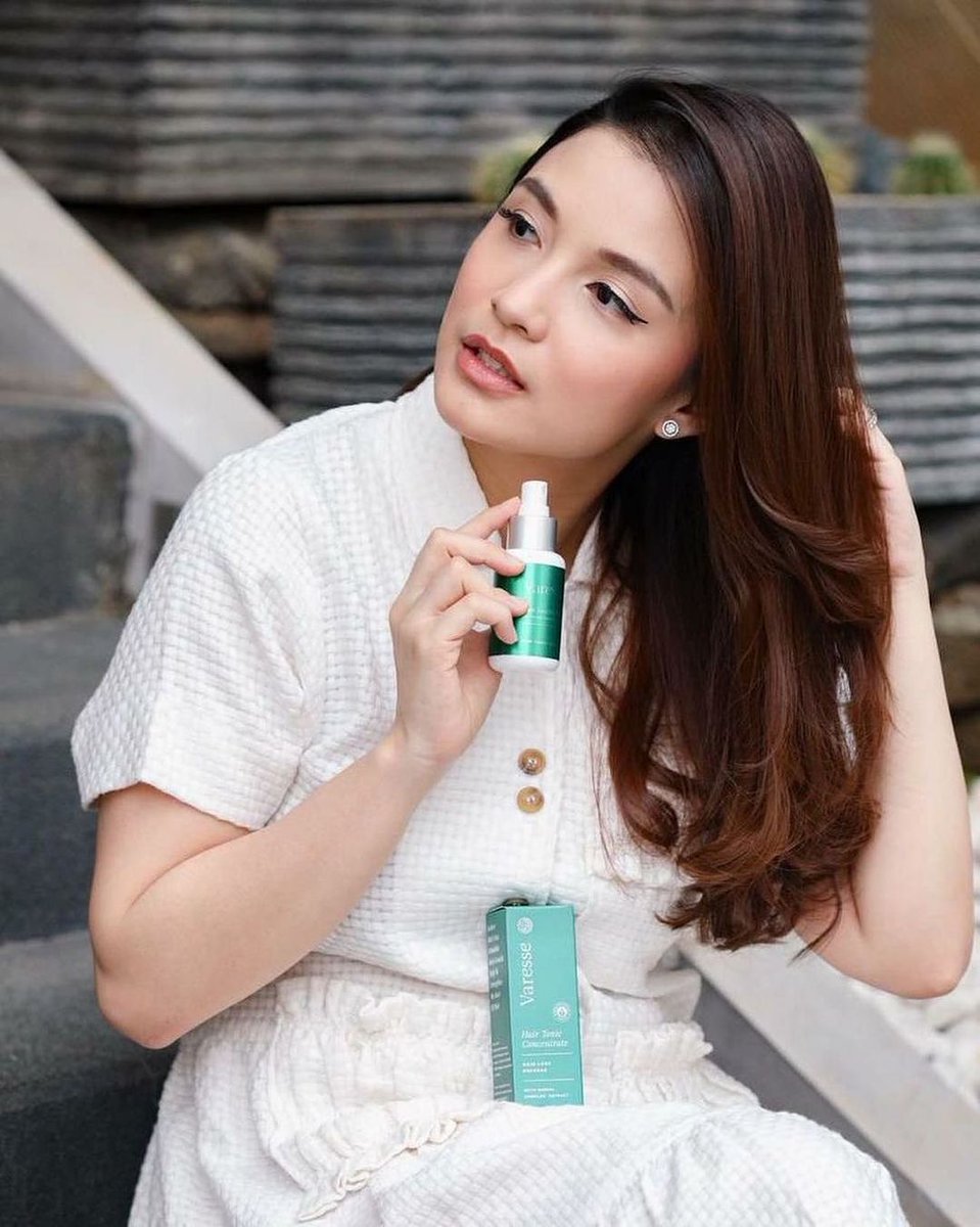 Bermasalah dengan rambut rontok? Rawat rambutmu dengan Varesse Hair Tonic Concentrate. Yuk, dapatkan produk ini dengan klik link di bio!

#DefineYourBeauty #Varesse #VaresseHairTonic #Haircare