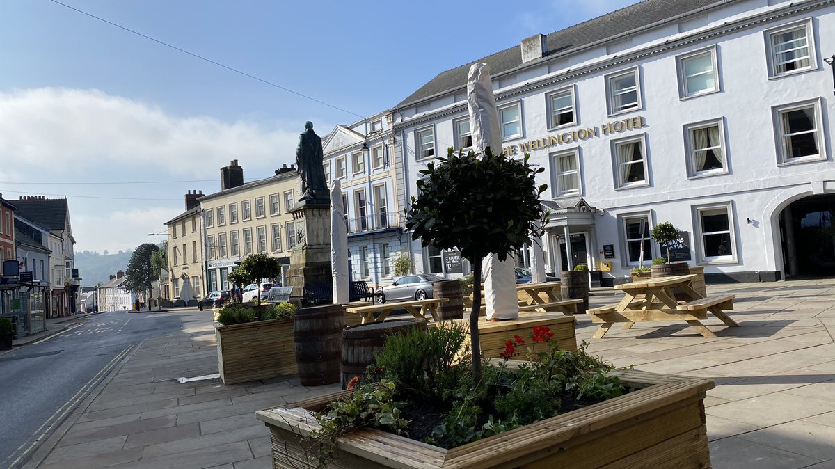 MatthewDorrance's tweet photo. Early start for a beautiful morning in Brecon with volunteers to plant up the flower beds on the monument square.
Thanks to residents, the Chamber of Trade, Brecon Buzz and Councillors for a brilliant effort.
#YourCouncillor #Brecon #VisitBrecon https://t.co/1mBUHosRuX