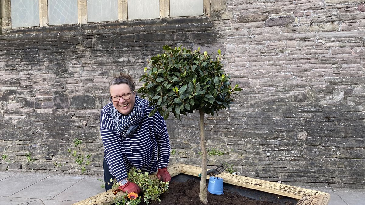 MatthewDorrance's tweet photo. Early start for a beautiful morning in Brecon with volunteers to plant up the flower beds on the monument square.
Thanks to residents, the Chamber of Trade, Brecon Buzz and Councillors for a brilliant effort.
#YourCouncillor #Brecon #VisitBrecon https://t.co/1mBUHosRuX