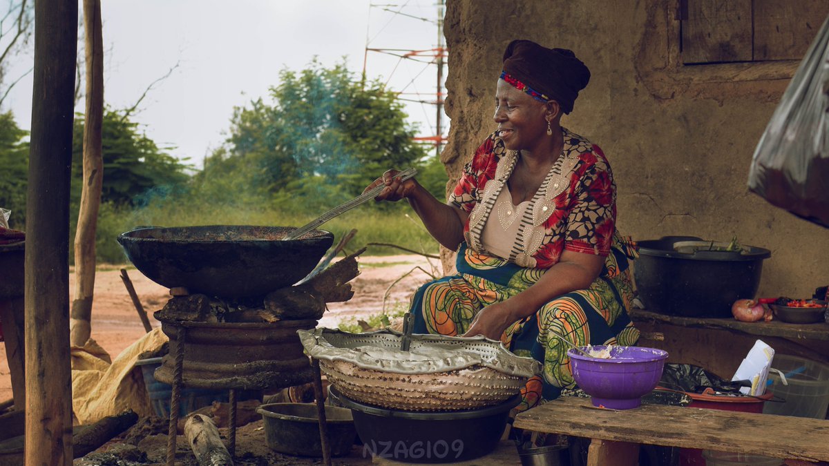 nzagi09's tweet photo. Aside the delicious akara she sold me, the way she was kind and happy dishing it, made me realize LIFE is a GIFT and to always be happy when i remember that.
 location: oshengere, ibadan.
RT 
#MondayMotivation  #photooftheday #photograph https://t.co/F2sWy0QsbQ