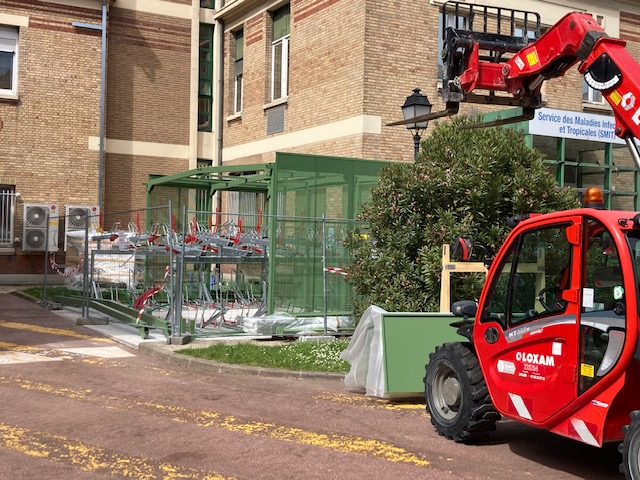 hopitalbichat's tweet photo. [#Mobilité #velotaf🚲] Installation du deuxième abri à vélo de l'@hopitalbichat @APHP en cours...
🔜Disponible d'ici 3 semaines, ce nouvel abri mettra à disposition 40 nouvelles places pour les cyclistes venant travailler à vélo à l'hôpital !🤩 @velo_aphp https://t.co/wJsjFGAeSU