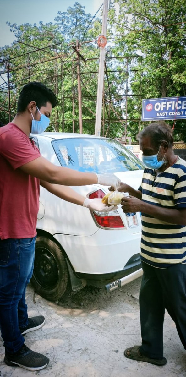 iamashishsahoo's tweet photo. The happiest people I know are those who lose themselves in the service of others..❤️@CMO_Odisha
#donatetoneedypeople #spreadpositivity #spreadhappiness #socialwork #cuttack #odisha #covidpandemic #StayHomeStaySafe #iamashishsahoo #keepsupporting #keeploving @otvnews @kanak_news https://t.co/sAWwNdJ7RX