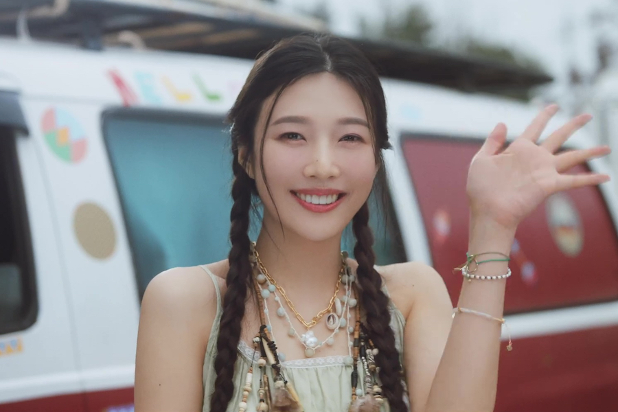 soompi's tweet photo. WATCH: #RedVelvet's #Joy Waves "Hello" In Summery MV For Solo Debut #Hello_JoySolo 
https://t.co/U9tbVtuQvJ https://t.co/AjrPSM5C6t