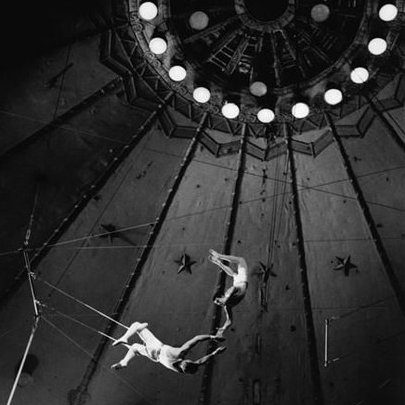 ⠀
ในค่ำคืนที่เงียบสงัด ไม่มีแม้แต่เสียงแผ่วเบาของสายลมที่พัดพาในยามราตรี

ชายวัยกลางคนคนหนึ่งกำลังจ้องมองหญิงสาวที่ฝึกซ้อมอย่างหนักหน่วง ทุกอิริยาบถของเธอกำลังถูกจับจ้องอย่างไม่คลาดสายตา
⠀