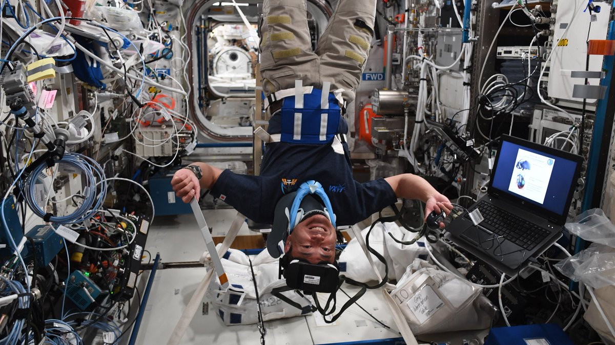 Vous connaissez l’impression que le 🚄 dans lequel on est assis est en train de partir, alors qu’il est toujours à quai et que c’est celui d’en face qui bouge ? C’est à cette illusion que s’intéresse l’expérience 🇨🇦 Vection, ici exécutée par Aki 🇯🇵 dans le labo européen !