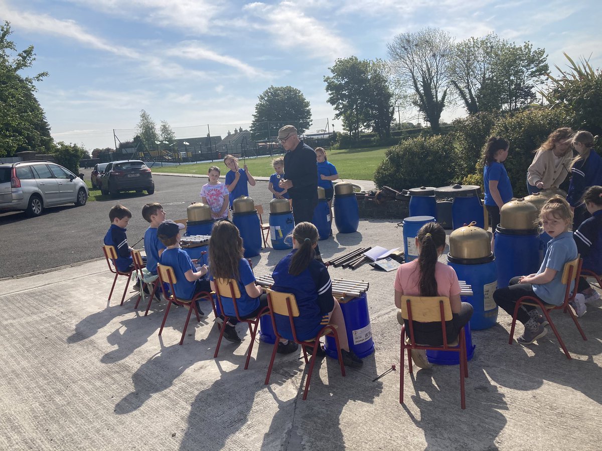 templetuohy's tweet photo. Our Artist in Primary school takes to the outdoors 🎶☀️🎶what a beautiful morning for the children to be making magical sounds while the sun shines☀️@TipperaryArts @TipperaryCoCo @tipplive @NenaghGuardian @VirginMediaNews @rtenews @andyrgda #makingmusic #primaryschool #ghrian https://t.co/5PzVatztol