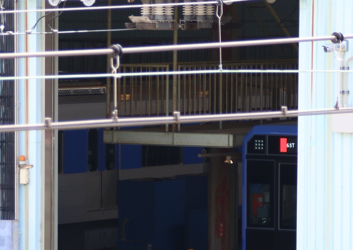 Carmisatasvin's tweet photo. 気持ち良く晴れたこの日、少し離れて並ぶ6501Fに見守られながら、6503Fは初めて自力で工場から出てきました。
足元を確かめるようにゆっくりゆっくり。。。
直ぐ工場へ戻ってしまいましたが、貴重な瞬間に立ち会えた気がしました😊
はじめまして、6503F
#6500形
#6503F https://t.co/mZk1NXnLKF