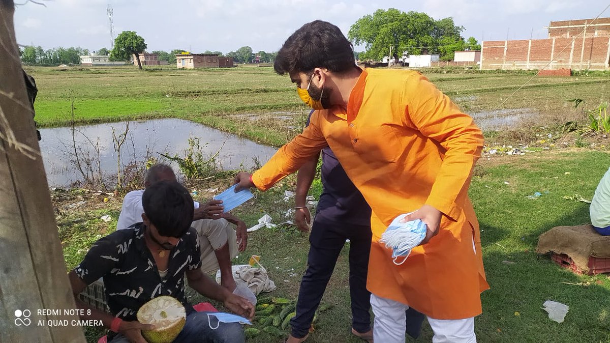 BJP4Bihar's tweet photo. मोदी ��रकार के सफलतापूर्ण #7YearsOfSeva पूर्ण होने पर #SevaHiSangathan के तहत शाहपुर विधानसभा में बिहियां एवं शाहपुर के विभिन्न जगहों पर सेवा कार्य हुआ।

इसे कार्यसमिति सदस्य मुक्तेश्वर ओझा उपाख्य भुवर ओझा ने अनाज, मास्क, सैनेटाइजर और भोजन सामग्री का फूड पैकेट वितरित किया। https://t.co/MiXgZ2GKjC