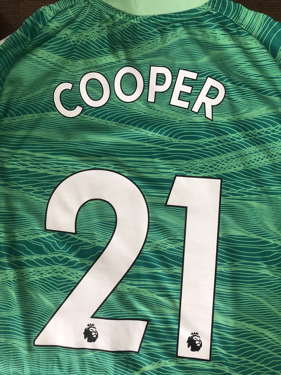 JPhilipCooper's tweet photo. My year 13 class really shouldn’t have, such a thoughtful gift, new Arsenal goalkeeper shirt @Arsenal @ShiplakeCollege #teaching #geography https://t.co/CAhS6w018Q