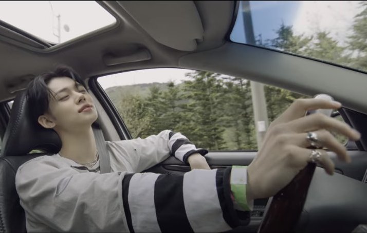purplejunie's tweet photo. yeonjun                        yeonjun driving 
driving                                me crazy https://t.co/eEgjYp2XIl