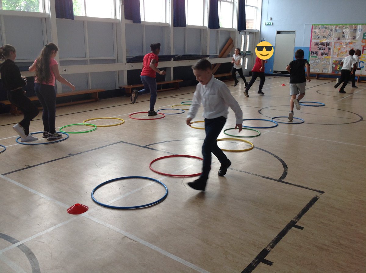 MissRussellCV's tweet photo. Waking up our brains and practising our ball skills in P4b. Ask us about attacking and defending! 👀💪🏼🏃🏿👍🏼@MissWakefieldCV https://t.co/jPmkyT8doG