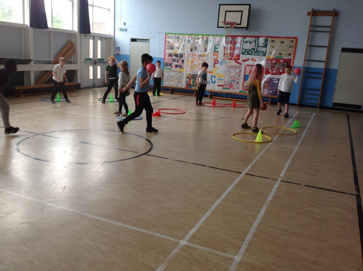 MissRussellCV's tweet photo. Waking up our brains and practising our ball skills in P4b. Ask us about attacking and defending! 👀💪🏼🏃🏿👍🏼@MissWakefieldCV https://t.co/jPmkyT8doG