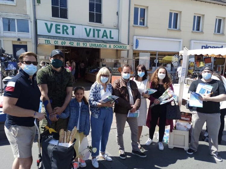 essonne_l's tweet photo. À VOTRE RENCONTRE À DRAVEIL 📍🧍‍♀️🧍‍♂️

Ce matin, nous étions au marché à la rencontre des draveillois. 

Pour fêter ce jour spécial, nous avions prévu des roses, distribuées à toutes les mamans🌹

Merci pour votre accueil toujours aussi chaleureux ! https://t.co/Qk9uWd5ppx
