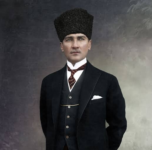 ugikorkut's tweet photo. Bir ulus varlığını ve
bağımsızlığını korumak için,
düşünülebilen girişim
ve özveriyi yaptıktan sonra
mutlaka başarır.
Ya başaramazsak demek,
o ulusu ölmüş saymak demektir.
Öyle ise ulus yaşadıkça ve
özverili girişimlerini sürdürdükçe
başarısızlık söz konusu olamaz.

M. K. Atatürk https://t.co/VaV7DIOuYC