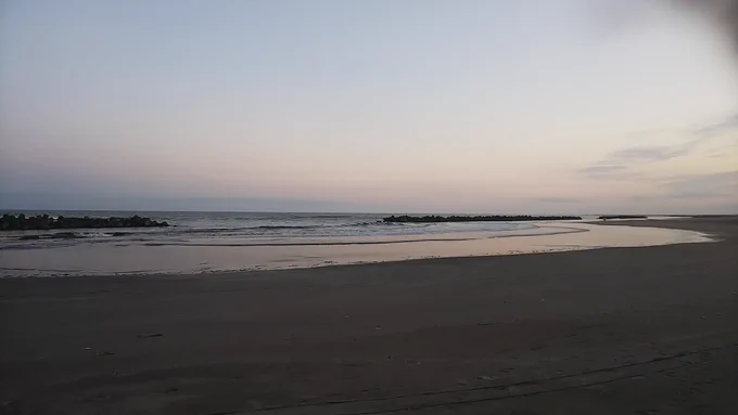四月下旬から今月半ばまではあったスナメリの亡骸が消えた。
時化が続いたし、流されてしまったのか?
南無阿彌陀仏・・ 