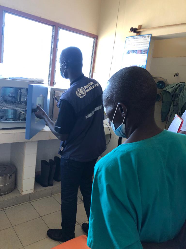 guinee_oms's tweet photo. #Riposte #Ebola : l'équipe de la #PCI de @guinee_oms dote  l’#Hopital préfectoral de #Yomou en intrants et matériel de #prévention suivi d’une évaluation de besoins. @kizerbogeorgesa @OMS_Afrique @morykeita1980 @anss_guinee @Bienvenuh1 @GuineeOneUN https://t.co/l7lXAsV37f