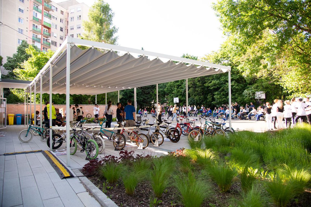 The Őrmezei Korzó Community Festival took place on Saturday and successfully promoted community pride by celebrating things that make Őrmező special. Participants could experience the neighborhood in new ways, through themed walks, community exhibitions, family games, concerts.