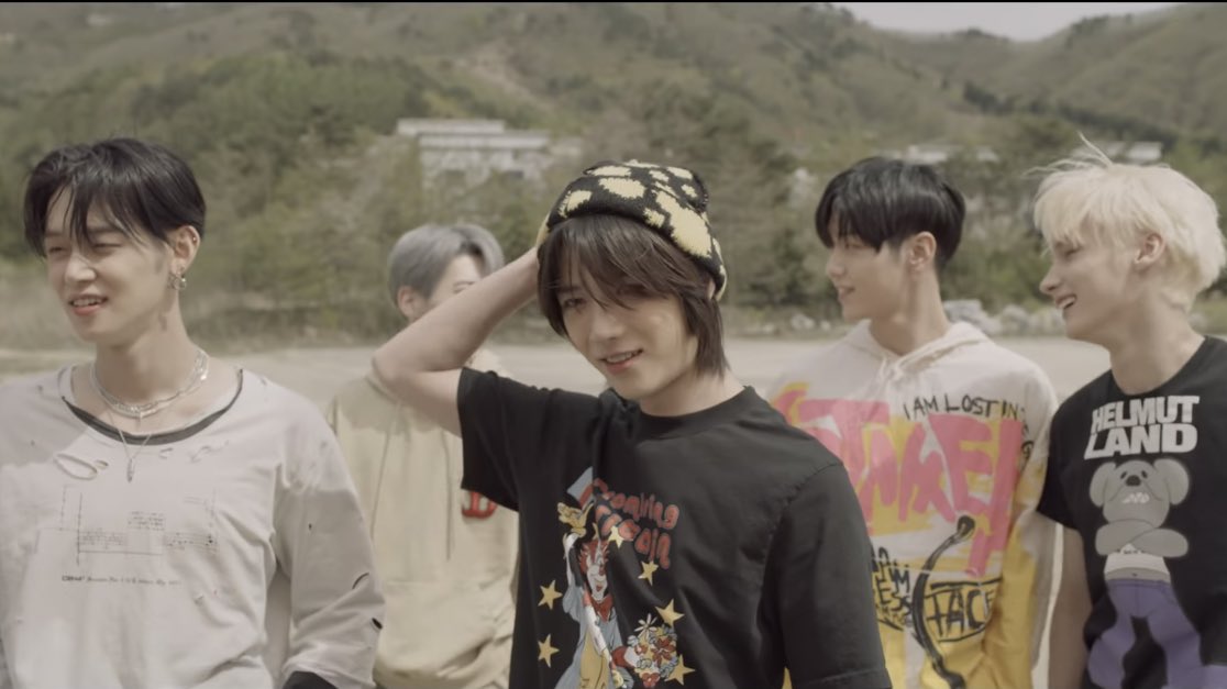 TXTPlCS's tweet image. 📷 . . . #TXT    ➥ 0X1=LOVESONG (I Know I Love You) feat. Seori Official MV 
210531┊© HYBE LABELS