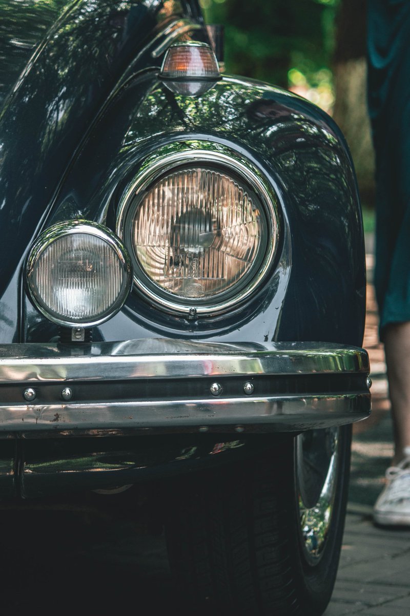 BigAarch's tweet photo. Retro cars in the street, nice view
#retro #car #girl #walked https://t.co/ZweAQEdu76