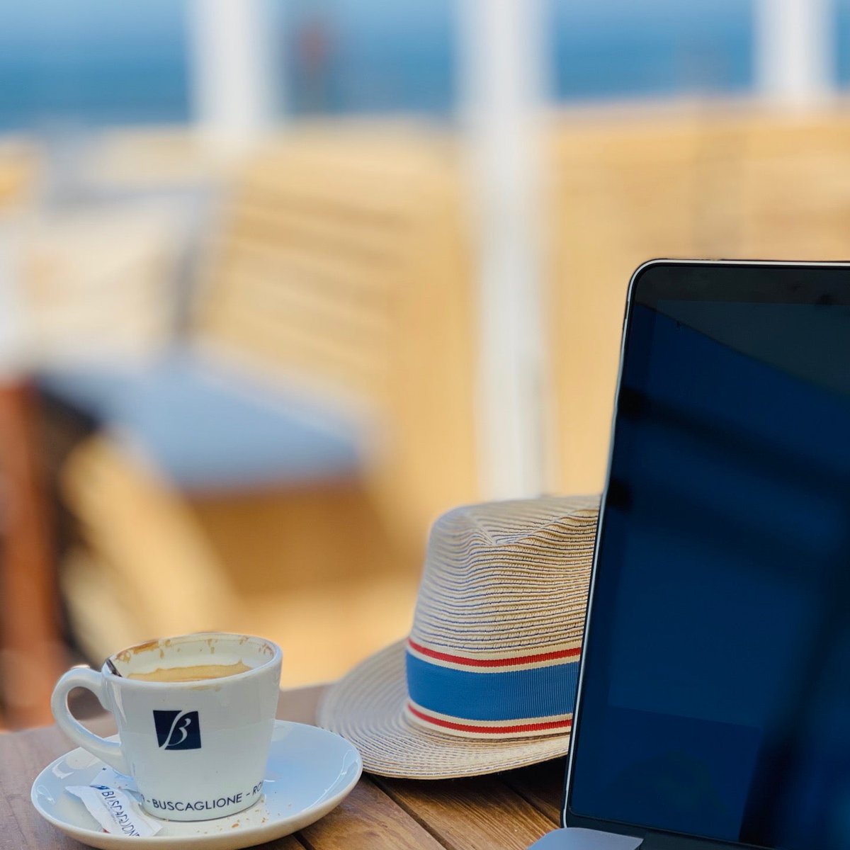 ewd's tweet photo. Zoon naar zijn werk brengen en meteen even de zee opsnuiven achter mijn MacBook #Workingnomad (@ Hemingways Beach Restaurant in Bergen aan Zee, North Holland) https://t.co/DJG5rL9c3E https://t.co/2J62JRwY7i